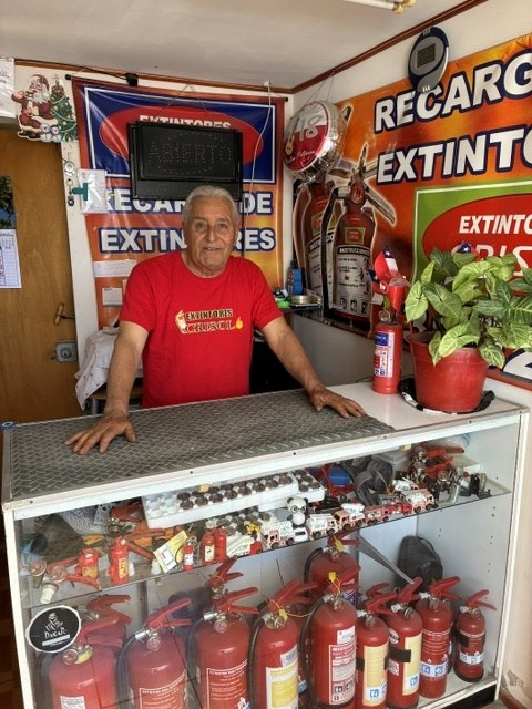 Cristian Urizar Contreras, fundador de Extintores Crisol, en su local en Caldera